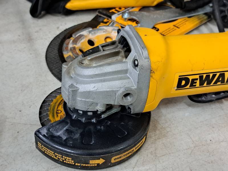lot 129 image: DeWalt 4-12 Angle Grinder DWE402 with Accessories and Tool Bag