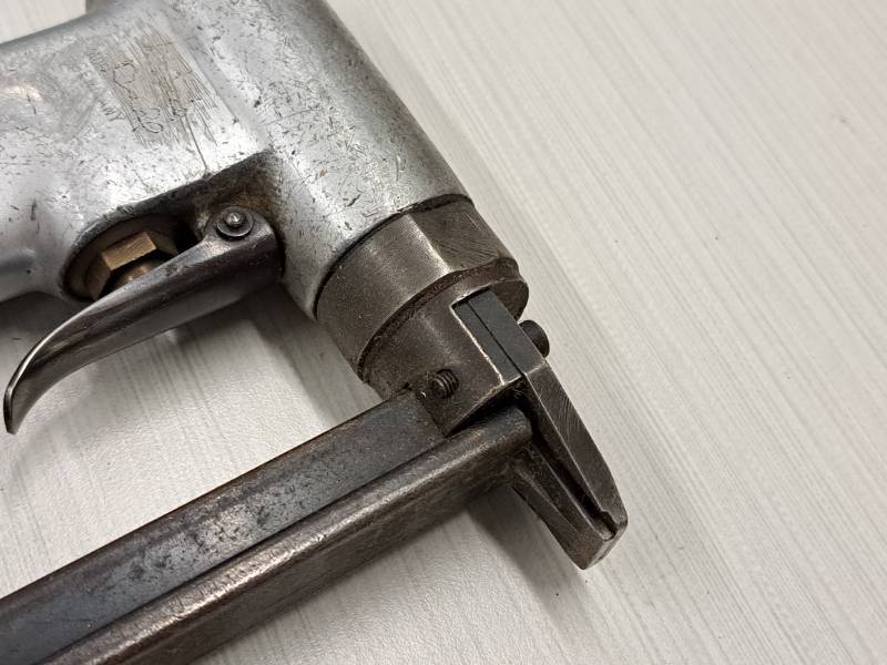 lot 136 image: BeA Air Stapler
