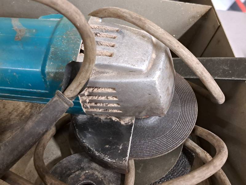lot 153 image: Makita 4-12 Disc Grinder 9501B with Accessories and Tool Box
