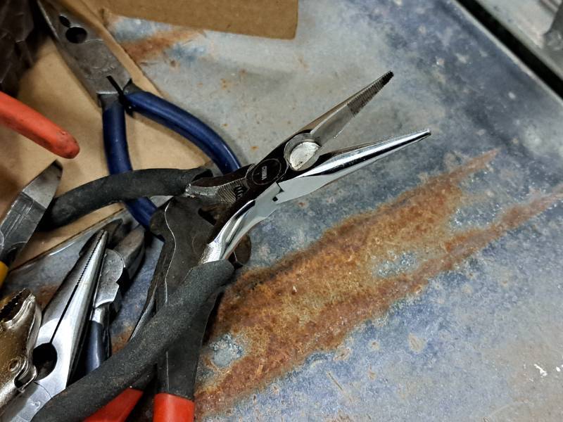 lot 338 image: Lot of (1 Box) Hand Tools - Snips and Pliers