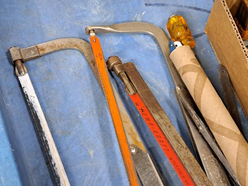 lot 340 image: Lot of (1 Box) Hand Tools - Hacksaws, Snips, Drivers