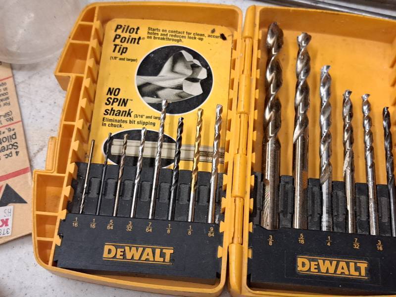 lot 350 image: Lot of (1 Box) Assorted Drill Bits and Driver Bits