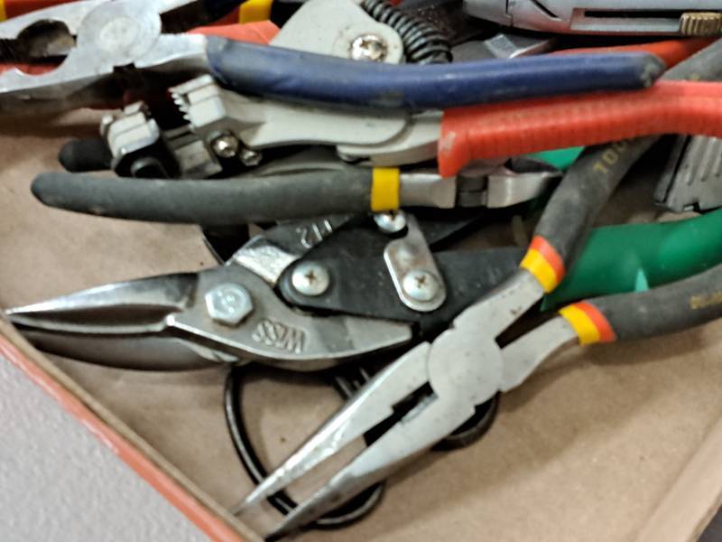 lot 371 image: Lot of (1 Box) Assorted Pliers and Snips