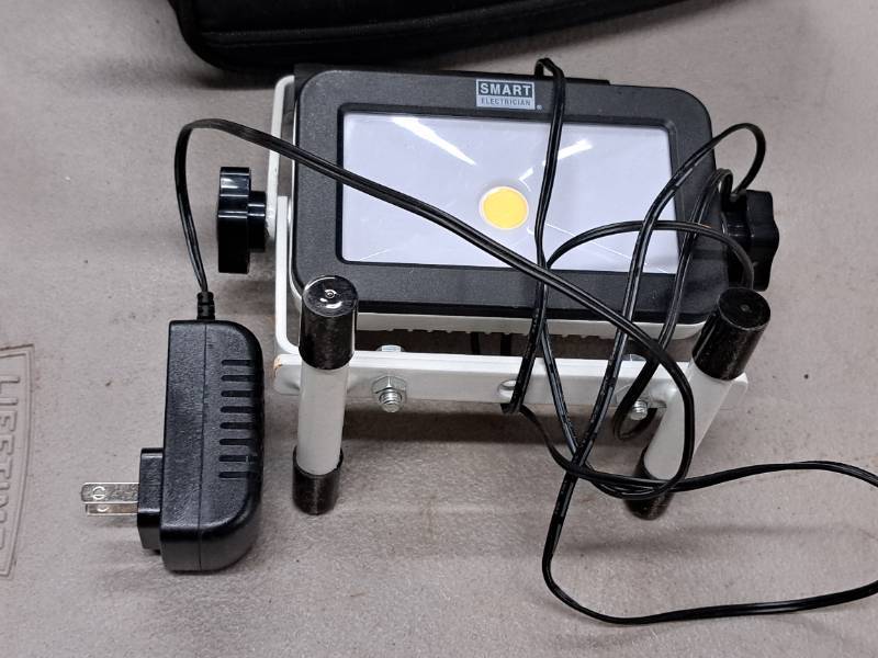 lot 394 image: Smart Electrician Small Work Light with Case