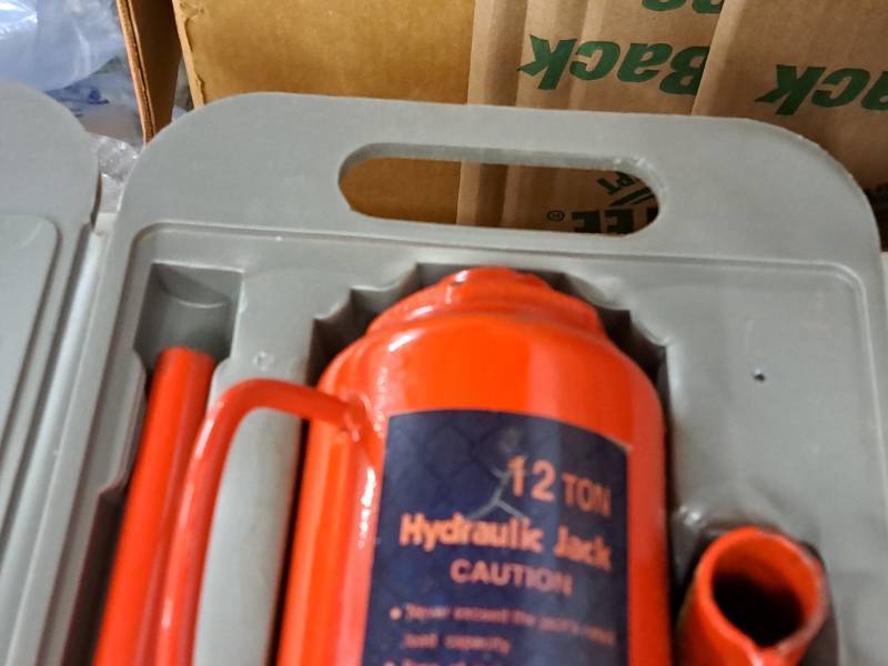 lot 58 image: 12-Ton Hydraulic Jack with Case