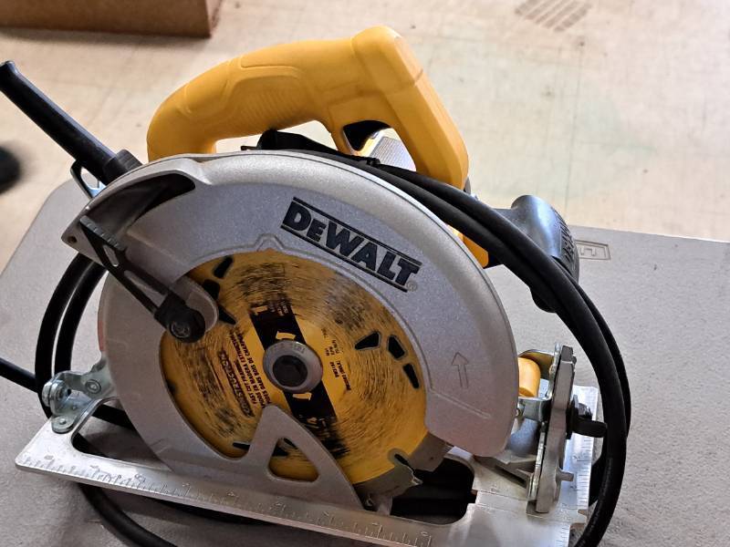 lot 72 image: DeWalt 7-14 Circular Saw DWE575