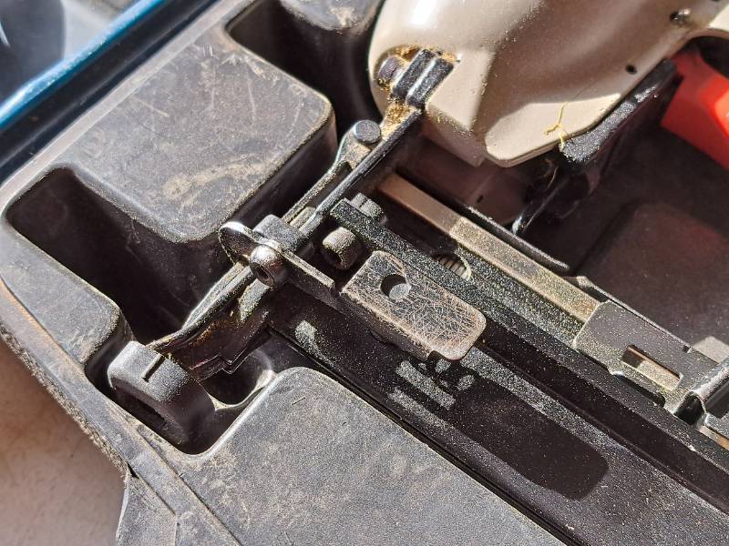 lot 87 image: Porter Cable Air Finish Nailer with Case