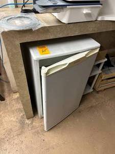 Sunbeam Mini Fridge 34  x20 x 19