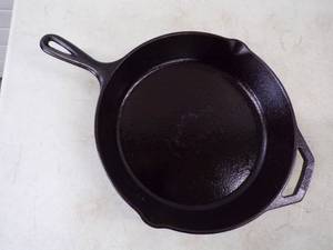 lot 11 image: Lodge 12 Cast Iron Fry Pan