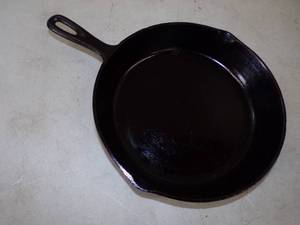 lot 13 image: 10 12 Cast Iron Fry Pan