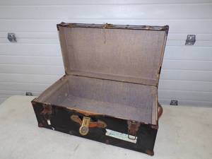 lot 18 image: Vintage Trunk