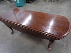 lot 82 image: Vintage Pennsylvania House Cherry Drop Leaf Coffee Table