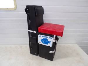 lot 3 image: Fish Keeper DLX Ice Fishing Chair
