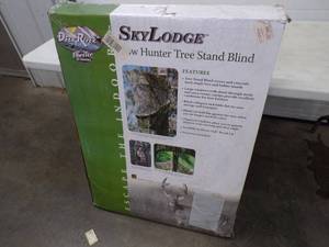 lot 9 image: Bow Hunter Tree Stand Blind