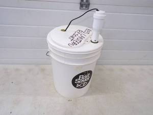 lot 26 image: Bait Saver Bucket with Aerator