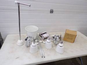 lot 34 image: Bathroom Fixtures