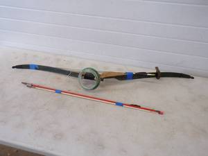 lot 87 image: Hunter Bow and Arrows