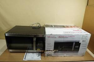 lot 16 image: Black  Decker .9cu ft Microwave Oven