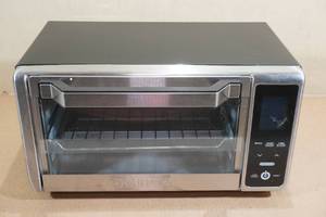 lot 17 image: Gourmia Digital Air Fryer Oven