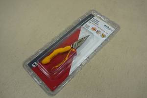 lot 31 image: Wiha Insulated Long Nose Pliers with Cutters