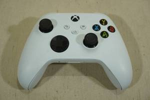 lot 102 image: Microsoft XBOX Controller -White