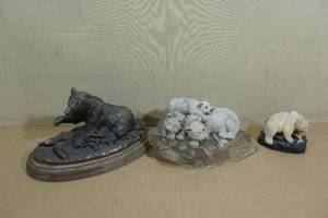 lot 209 image: 3 Bear Statues