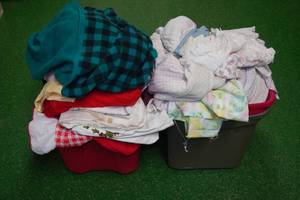 lot 227 image: Large Assortment of Blankets, Sheets, Curtains, Place Mats