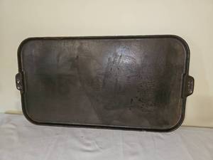 lot 8 image: Antique Griswold 911 Griddle