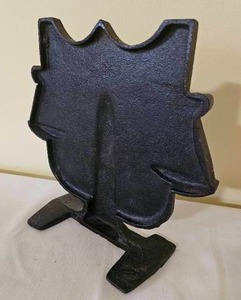 lot 31 image: Vintage Scales of Justice Iron Doorstop