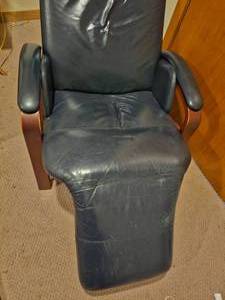 lot 9 image: Retro Zero-Gravity Recliner from Nepsco Inc.