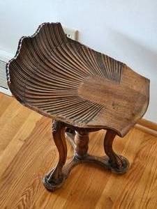 lot 20 image: 19th Century French Scallop Shell Piano Stool