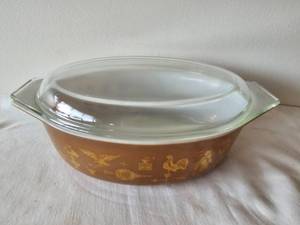 lot 108 image: Vintage Pyrex Early American Lidded Casserole Dish Gold & Brown