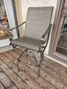 lot 51 image: Contemporary Patio High Top Dinning Set