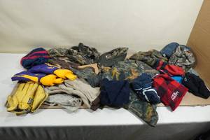 lot 77 image: Assorted Hats and Gloves - Insulated, Camo