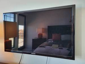 40 Samsung TV With Wall Mount & Remote.