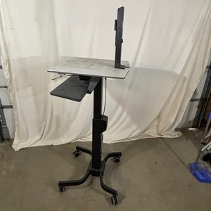 lot 8 image: Ergotron Mobile Monitor Computer Standing Desk - In Good Condition