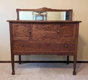 lot 18 image: Vintage Oak Mirrored Buffet