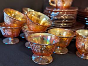 lot 44 image: Federal Normandie Carnival Glass Dish Set