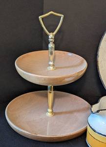 lot 47 image: Fun Vintage Servingware