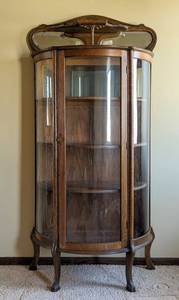 lot 4 image: Vintage Mahogany Curved Glass Display Cabinet