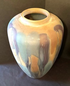 lot 128 image: Israeli Originals Hand Painted Nouveau Art Glass Vase by Rueven