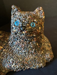 lot 129 image: Pretty Vintage Pebble Rock Cat Figurine