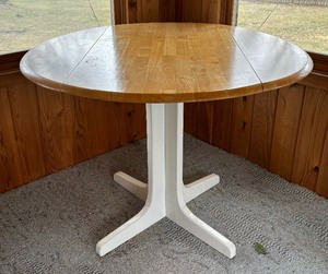 lot 132 image: Petite Dinette Set