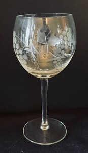 lot 136 image: Vintage Etched Glass Decanter Pitcher and 6 Stemmed Glasses