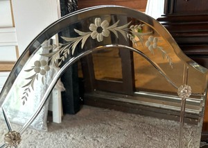 lot 143 image: Elegant Vintage Mirror