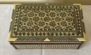 lot 160 image: Inviting Inlaid Mother of Pearl Hinged Box