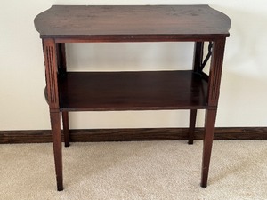lot 39 image: Vintage Mahogany Accent Table