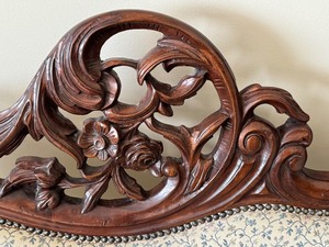 lot 2A image: Vintage Victorian Style Settee