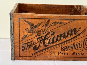 lot 5 image: Vintage Hamms Brewing Co Wooden Crate