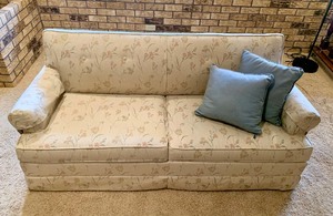 lot 86 image: Vintage Stearns and Foster Hide a Bed Cream and Floral Couch